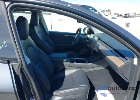 2023 Tesla Model Y Awd/Long Range Dual Motor All-Wheel Drive z USA, uszkodzony, nr VIN 7SAYGAEE1PF769999